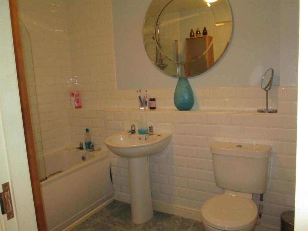 40 flash road bathroom 1.jpg