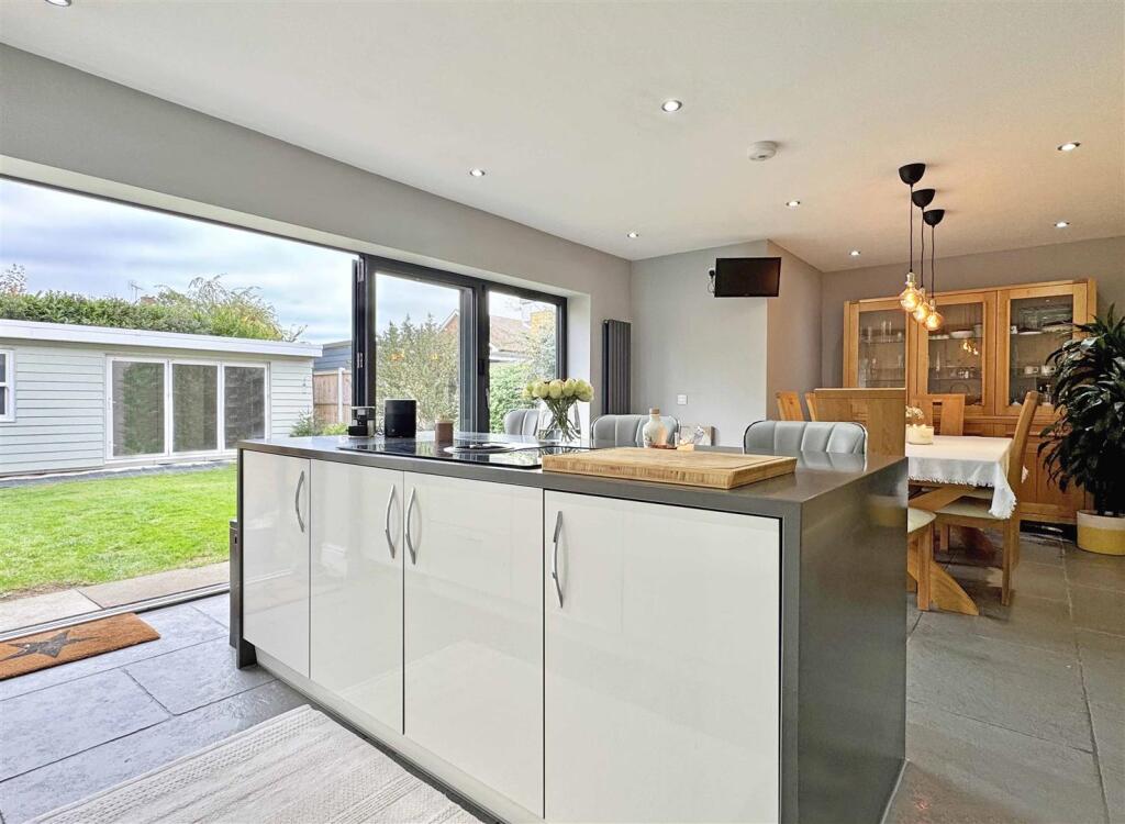 Kitchen e.jpg