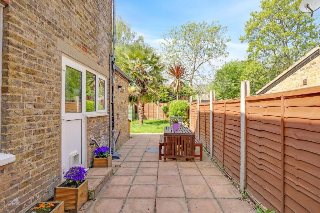 14-bbc3JHPropWorld - 72 Knighton Park Road -40-med