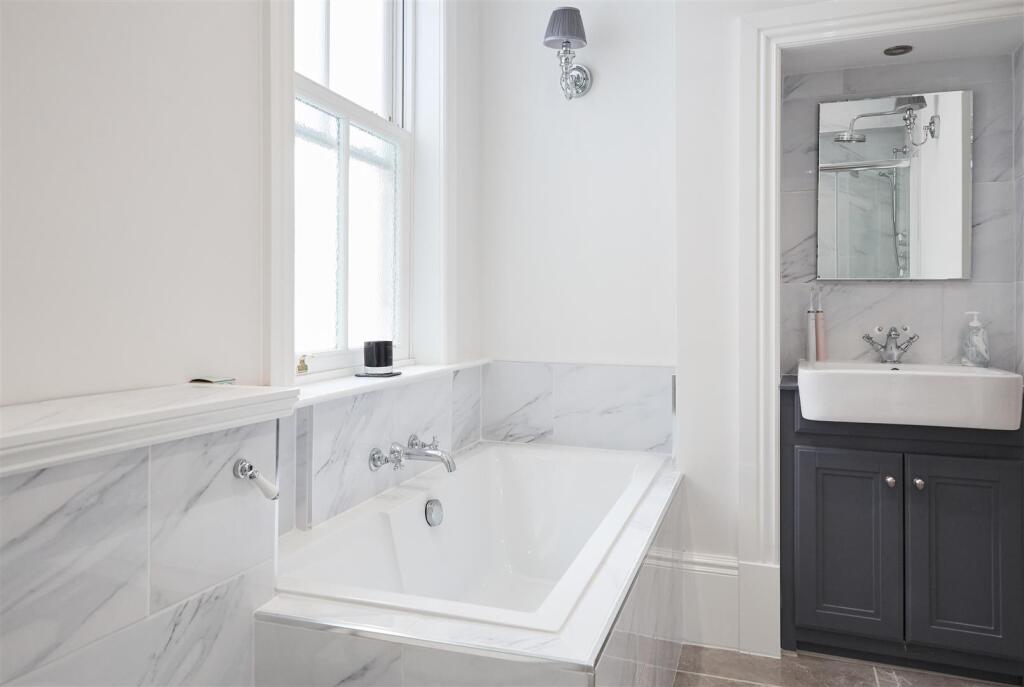 E - master en-suite.jpg