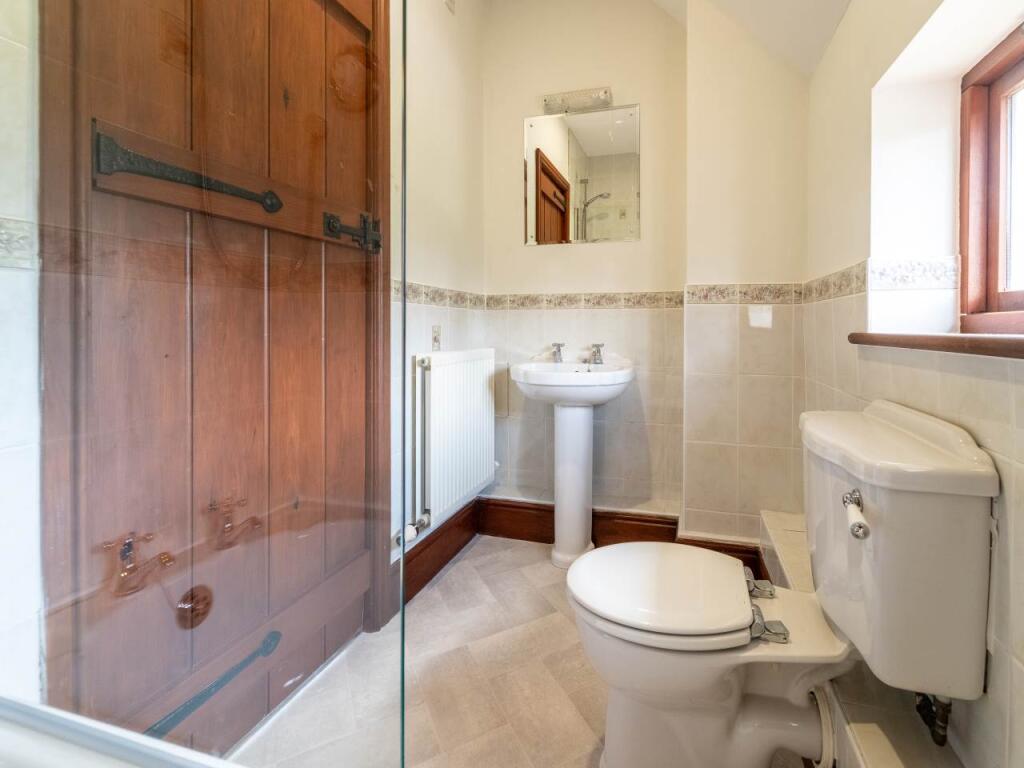 Ensuite bathroom 2
