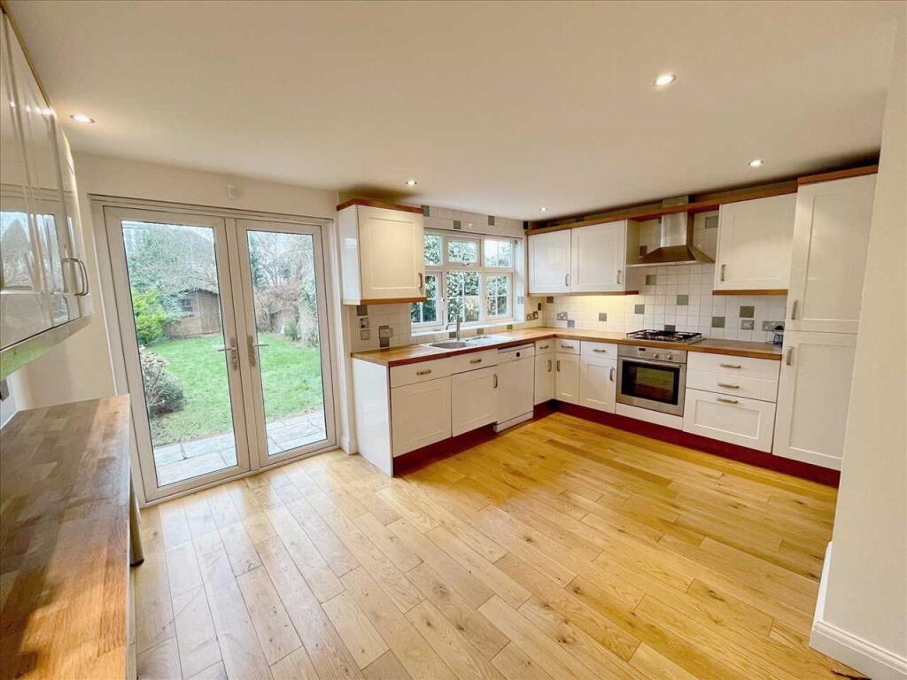 KITCHEN/BREAKFAST