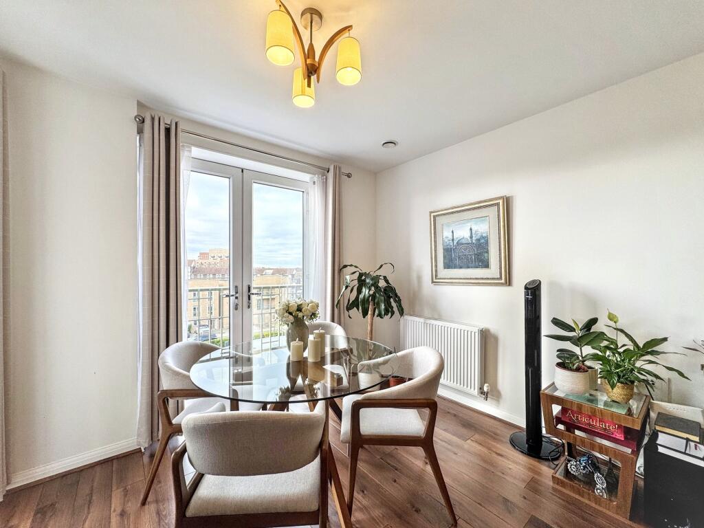 Open plan lounge/kitchen/dining area