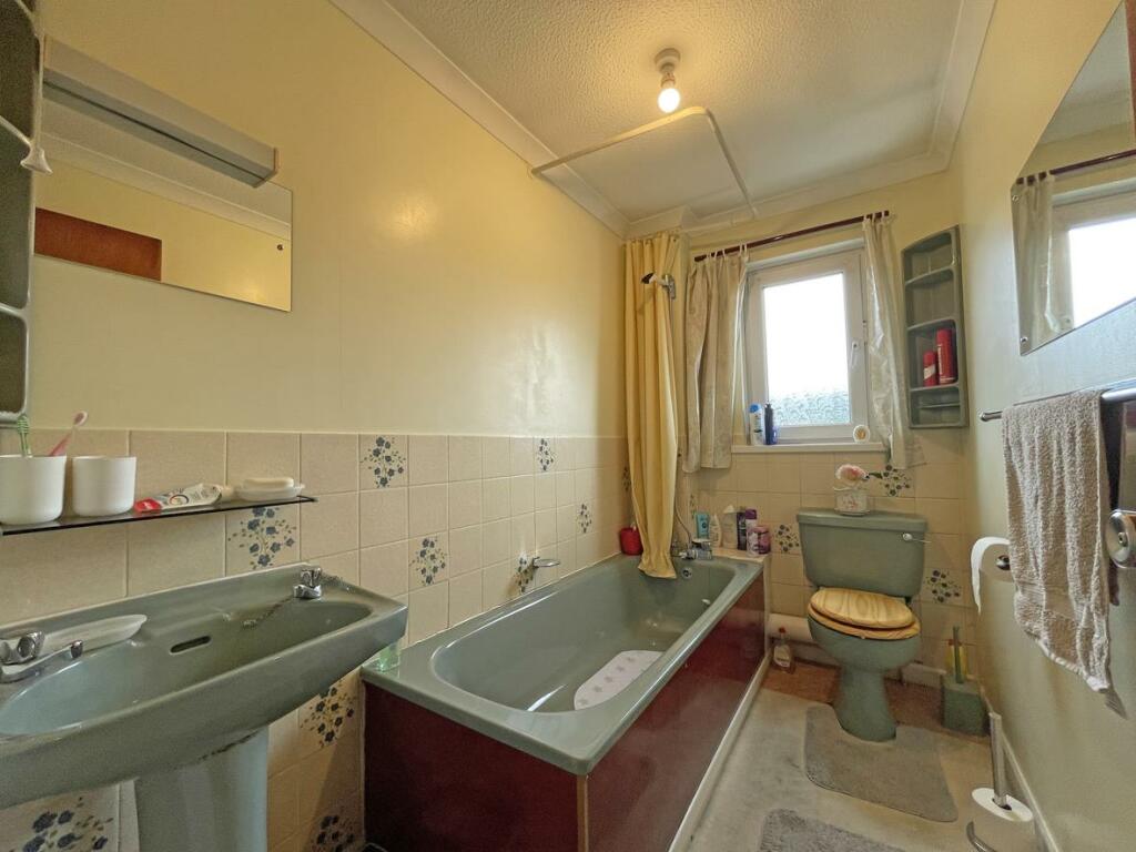 Newbury Close 31 Bathroom...jpg