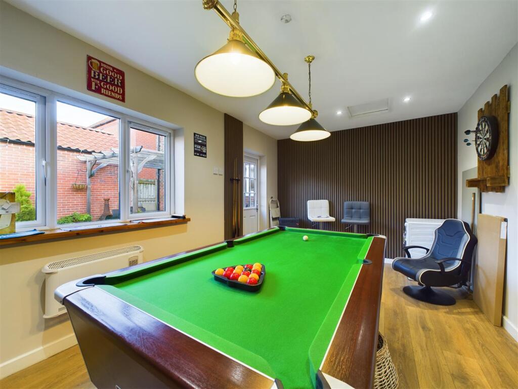 GARAGE/BAR/GAMES ROOM