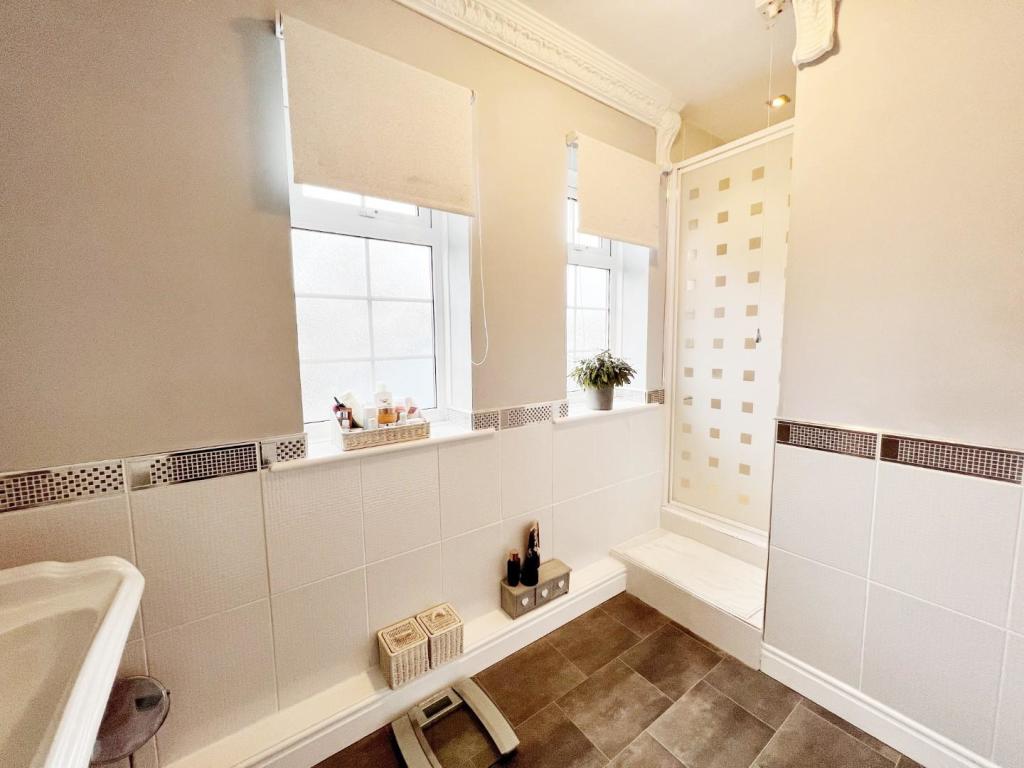 ensuite to master bedroom pic 2.jpg