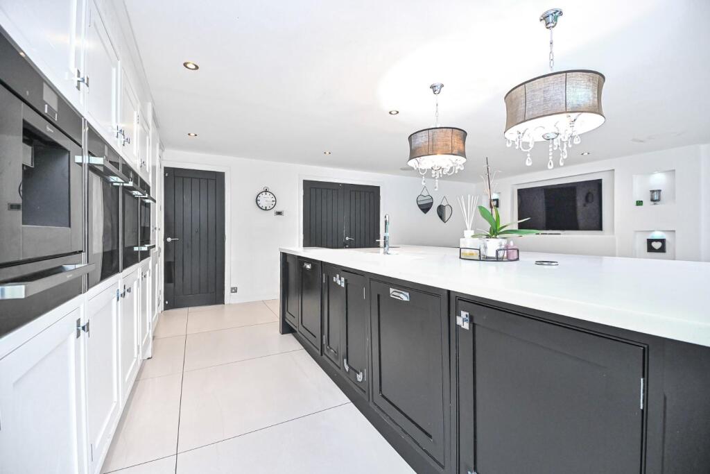 1 Woodstock Drive Open Plan Living (12).jpg