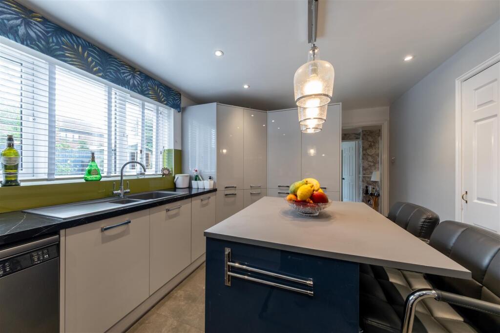 26 Chesterfield Close-003.jpg