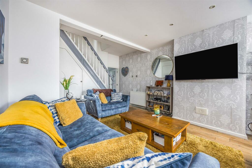2 Wykeham Avenue, Portsmouth-Small-PorticoMarketin