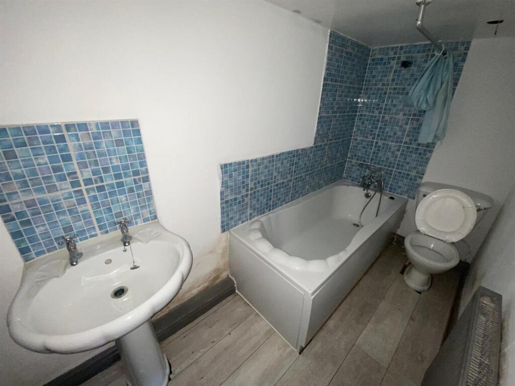 lower ground floor bathroom in 18b.jpg