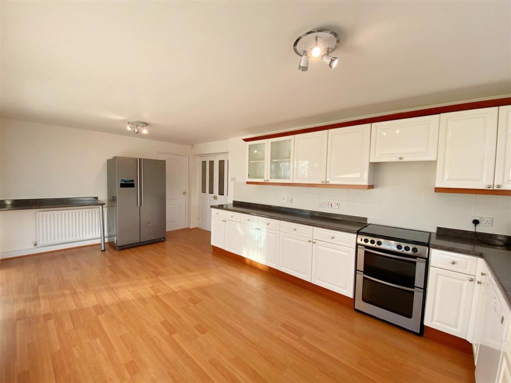Kitchen pic 3.jpg