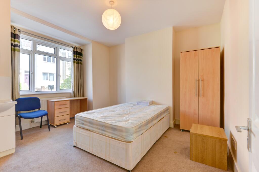 G4 83 Brading Road Bedroom 1 