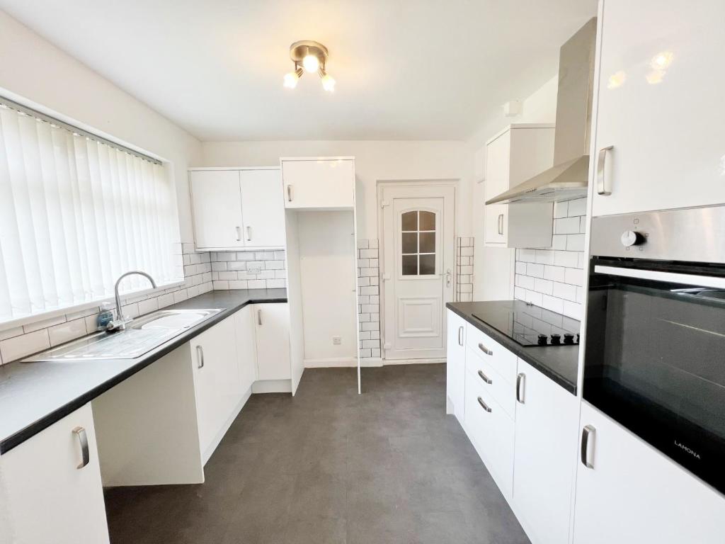 Kitchen 1.jpg