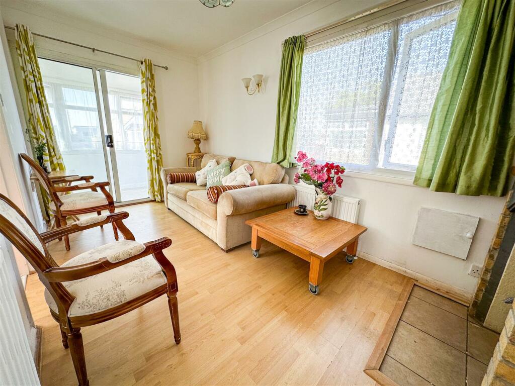ALTERNATE VIEW OF LOUNGE