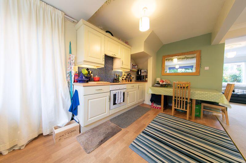 Kitchen &amp; dining room