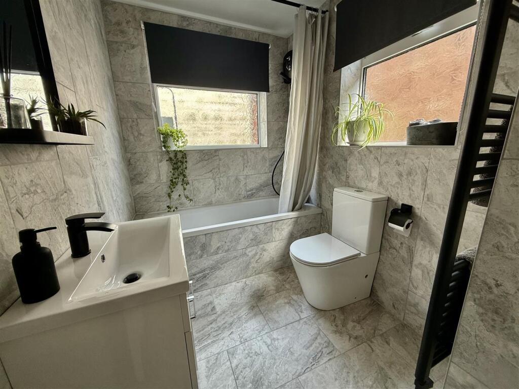 BATHROOM/WC
