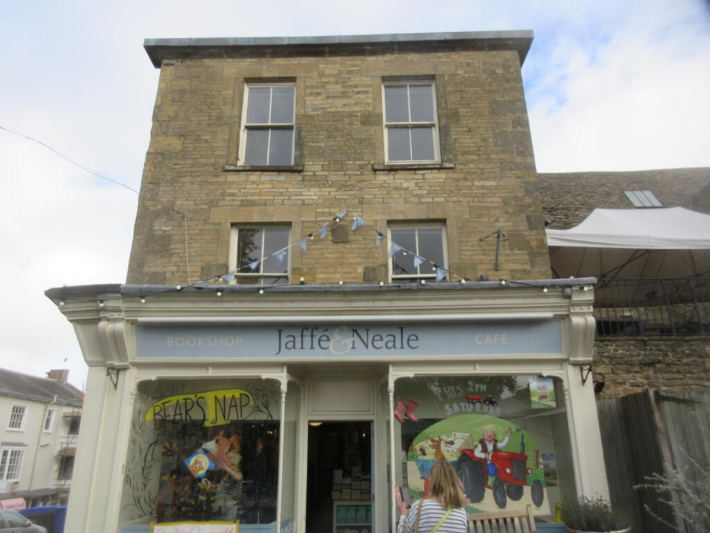 Spacious three bedroom town centre apartment, gre