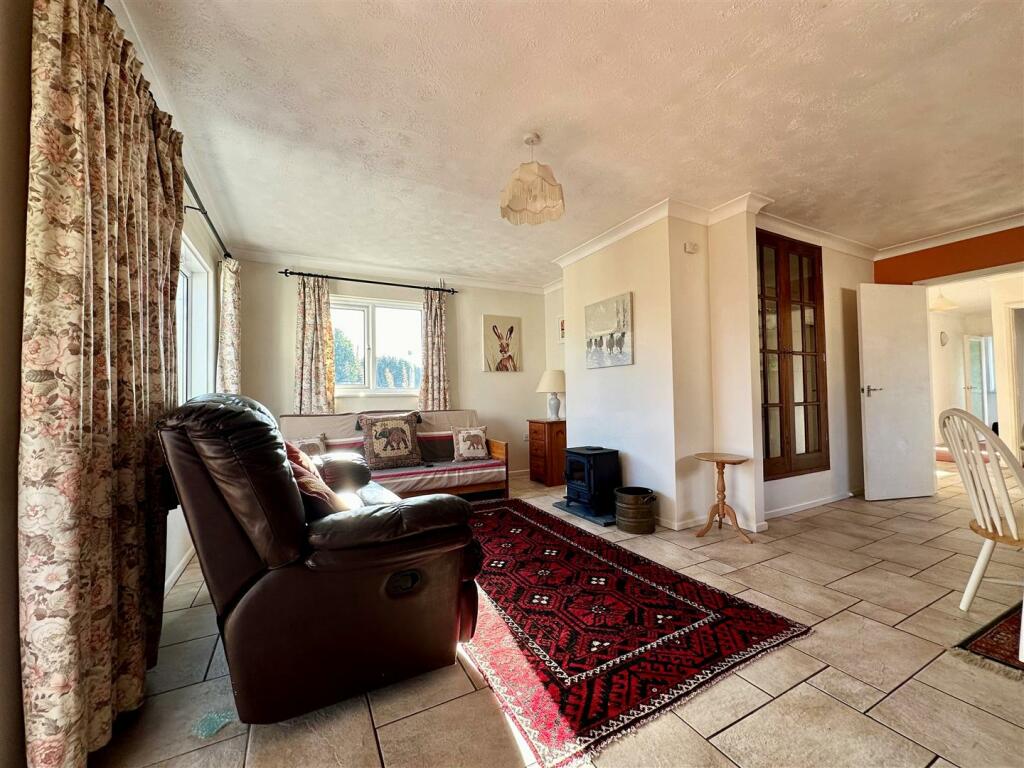 Living Area 1.jpg