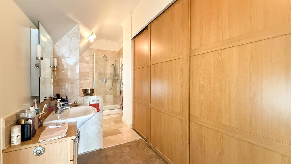 En Suite Main Bedroom