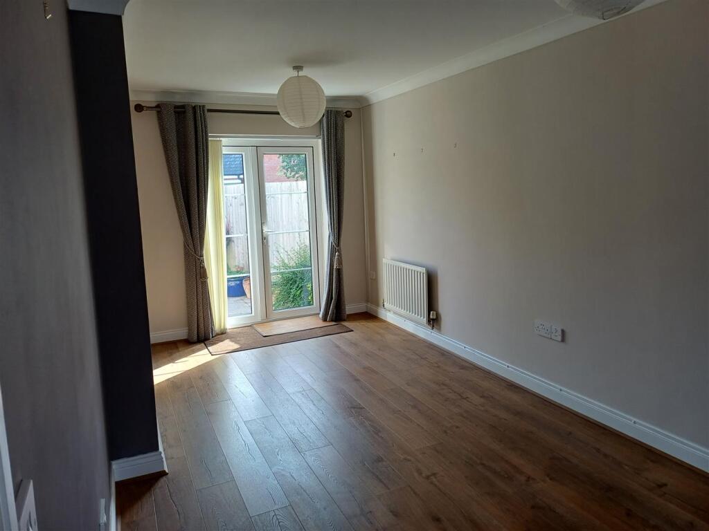 SITTING ROOM/DINING ROOM