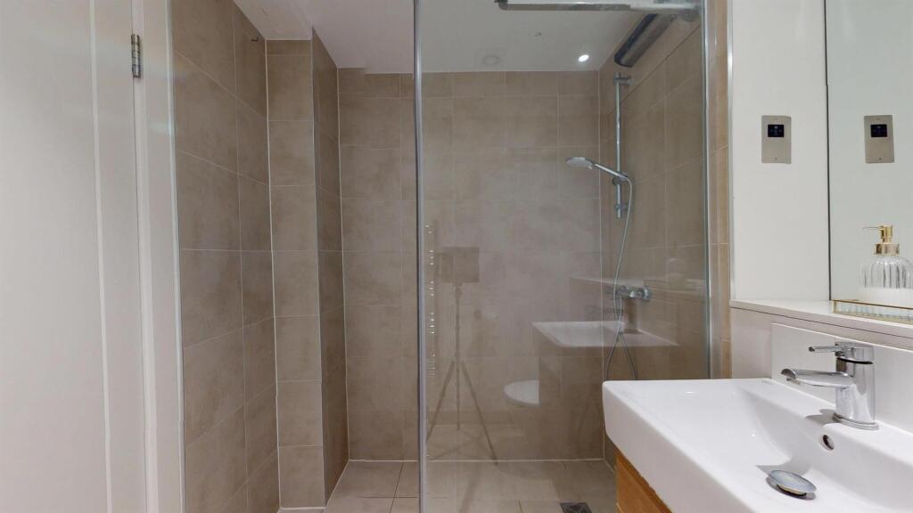 LGF2PG.bathroom2.jpg