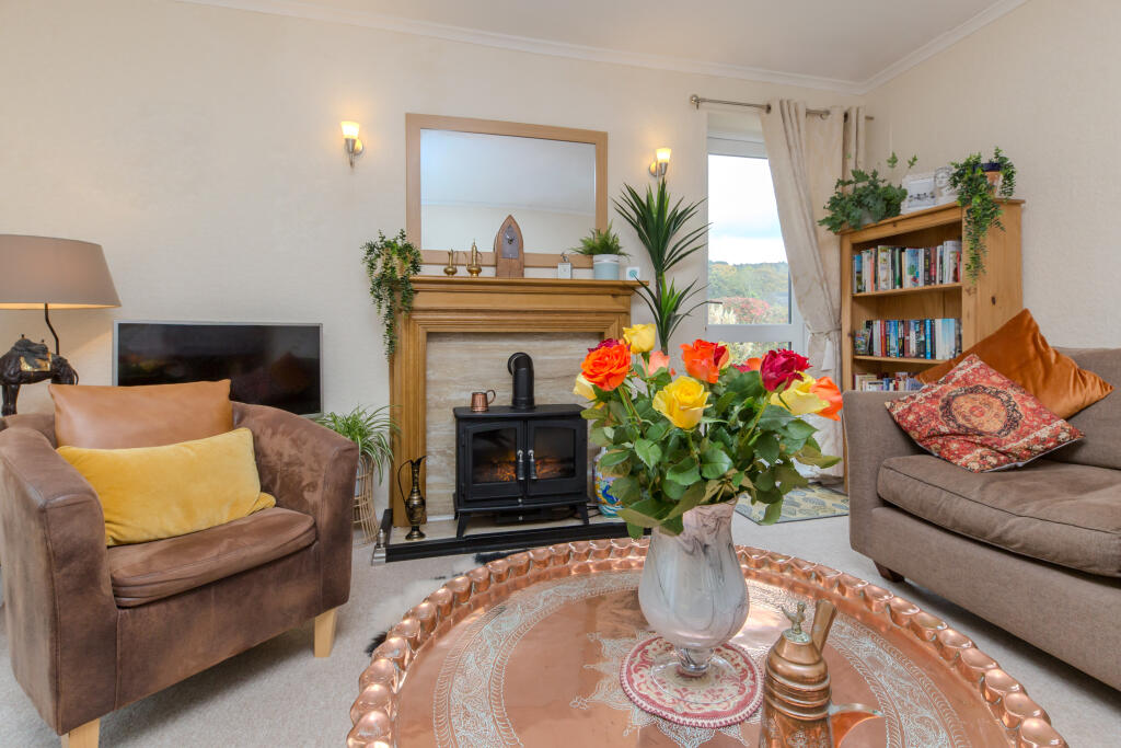 4 SandringhamRoad lounge 2.jpg