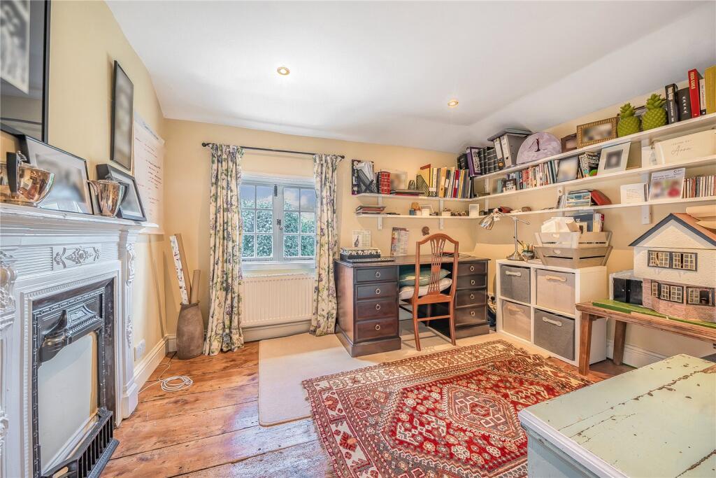 Bedroom/ Study