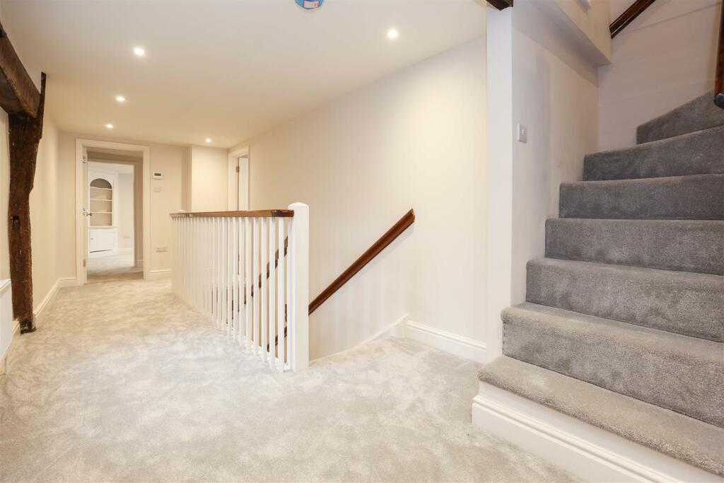 8 Guildhall Street [First Floor Landing].jpg