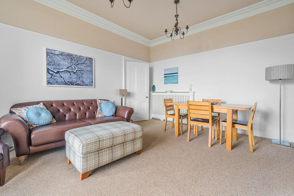 Lounge/Dining Roo...