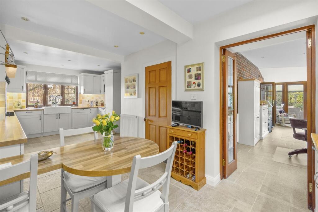 15 Pretoria Rd, HP13 6QW-14.jpg