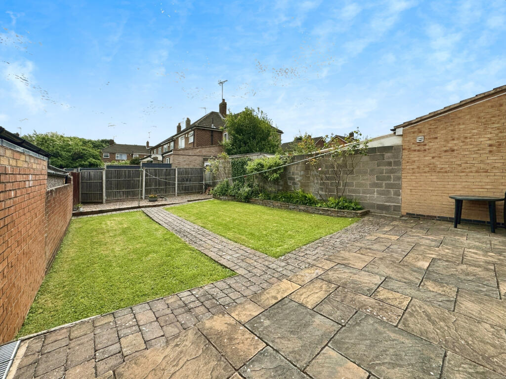 32 Skelton Drive, West Knighton, Leicester, LE2 6J