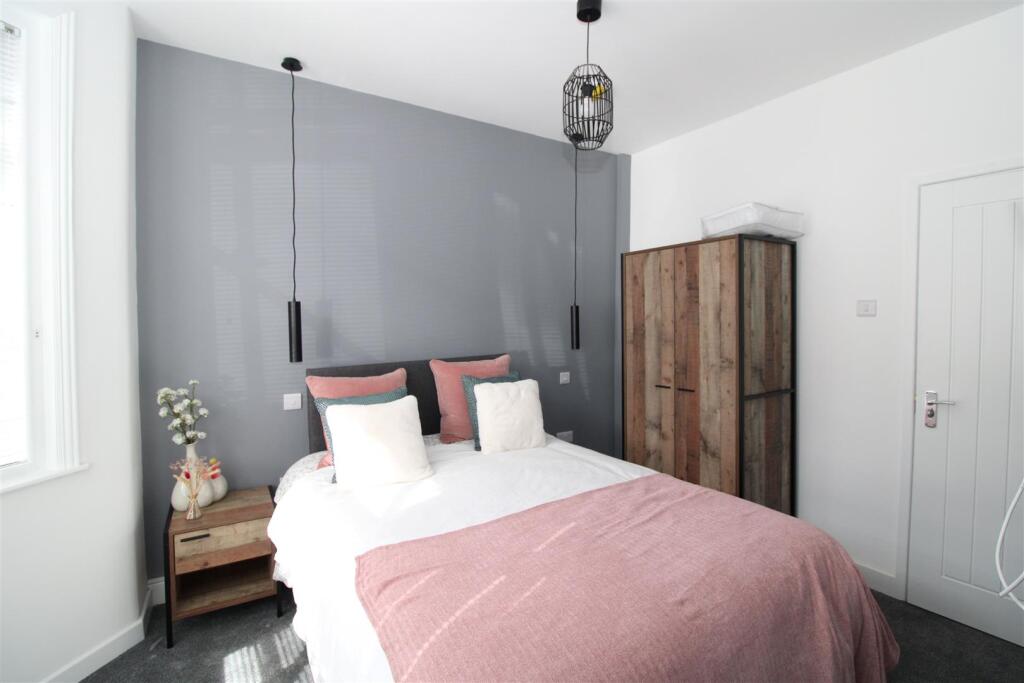 Bedroom 1.jpg