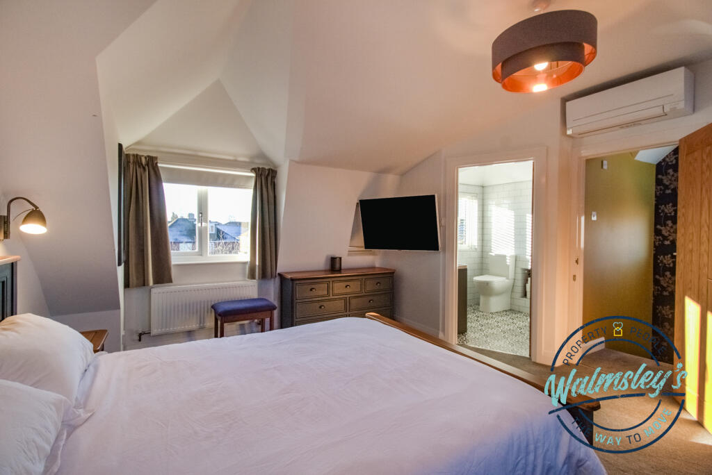 Loft bedroom with storage &amp; ensuite