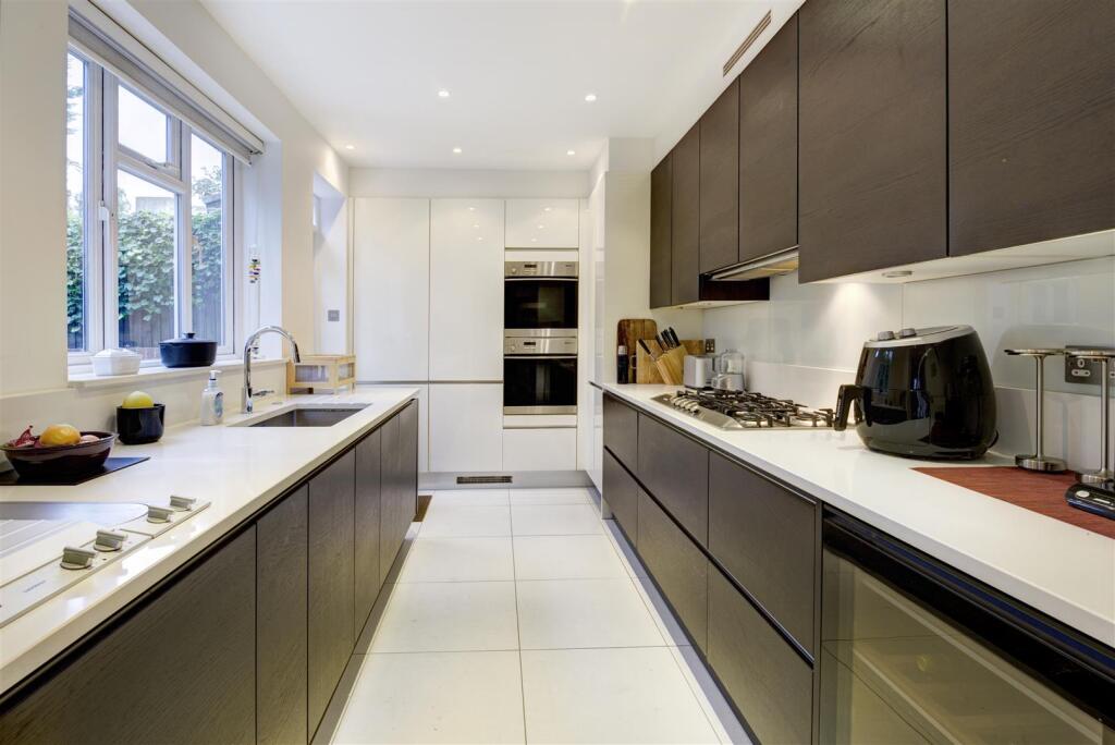 D0398 5 the village nw3 kit2.jpg