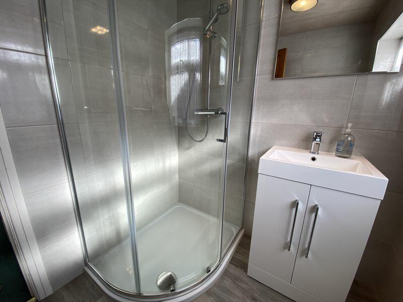 Modern Shower Room/WC