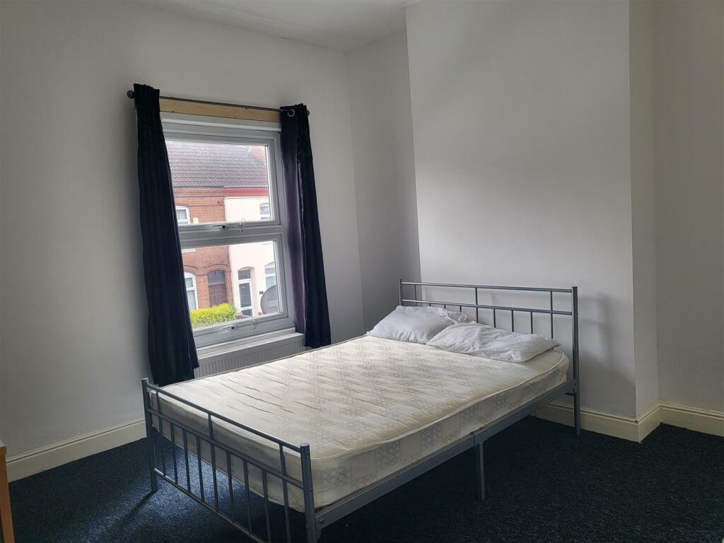 Bed 1.jpg