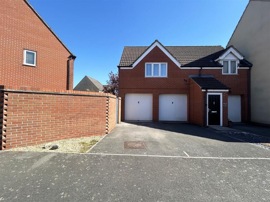 GARAGE &amp; PARKING