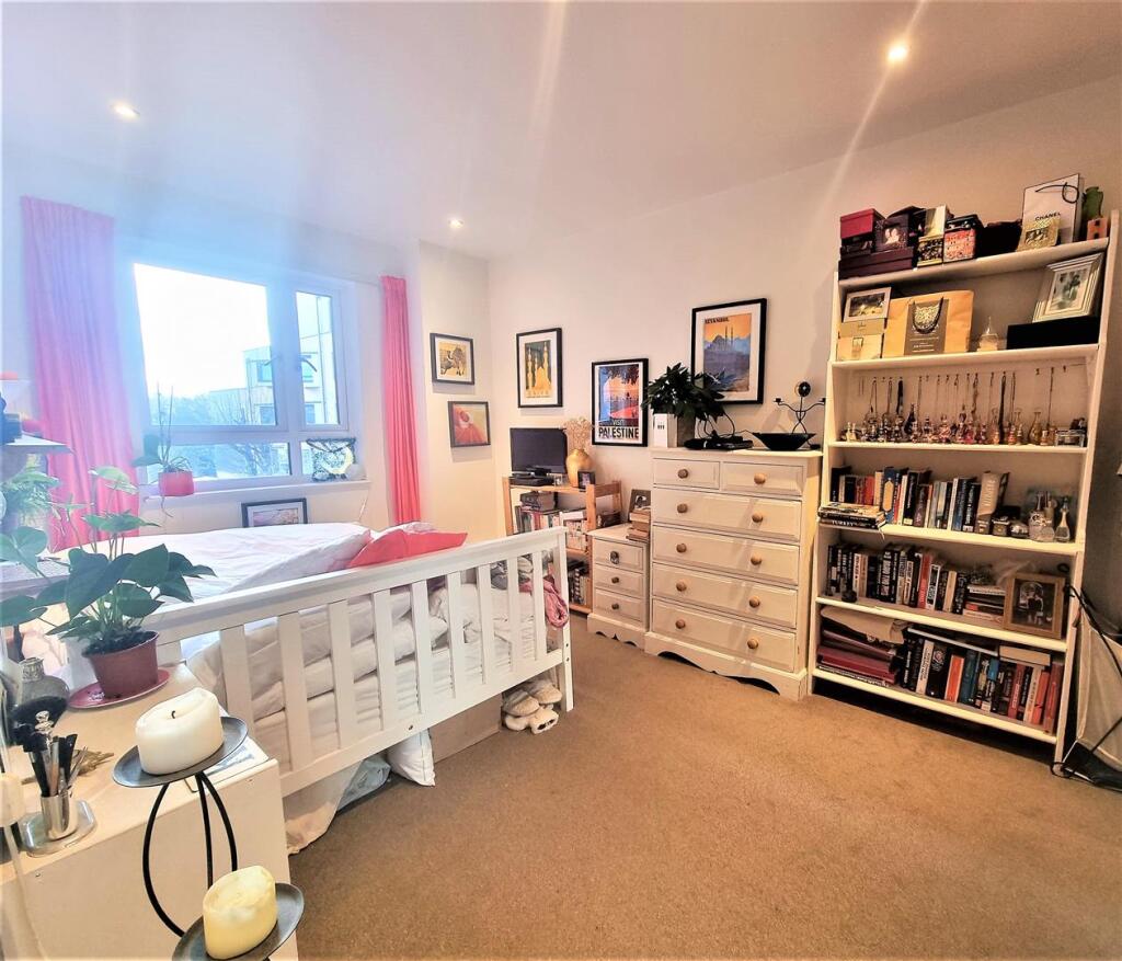 Bedroom 1 (3).jpg