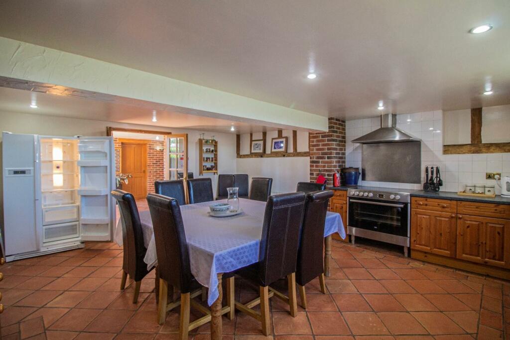 2 Clamp Farm Barns [Kitchen] 01.jpg