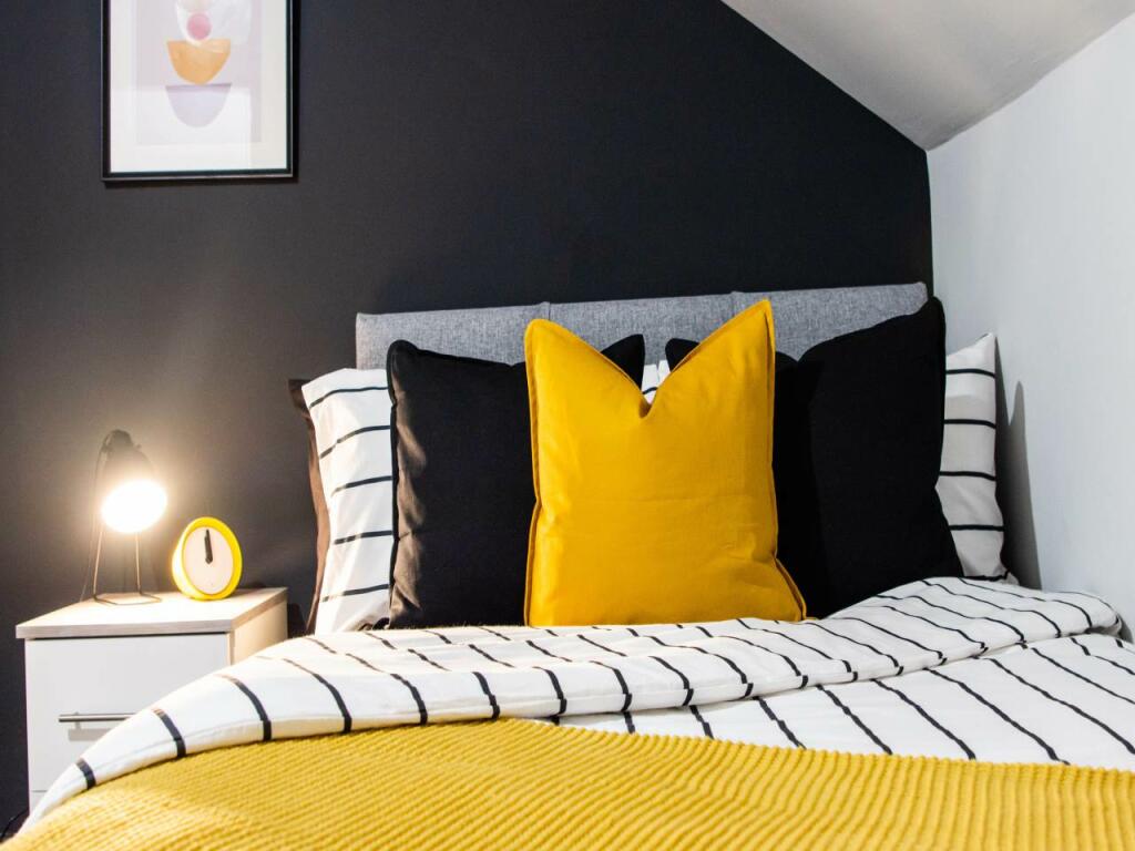 40 Oakhurst Avenue R