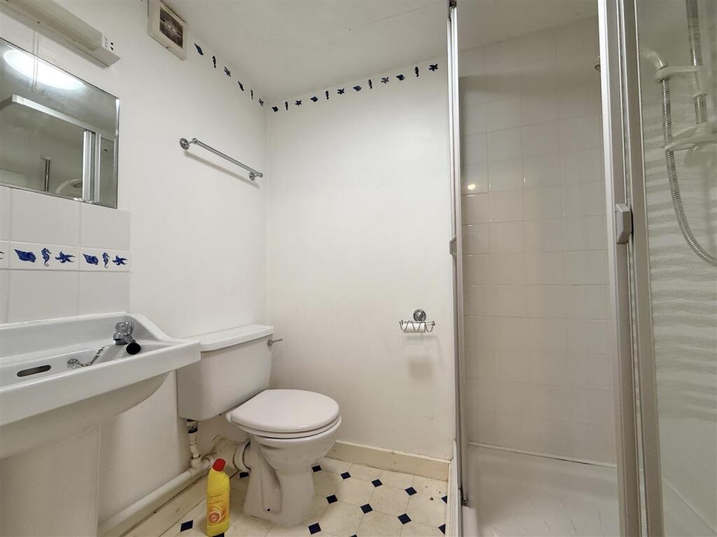 Flat 1 - Bedroom 2 Ensuite.jpg
