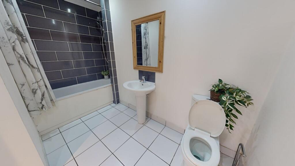 2 Courtyard bath 2