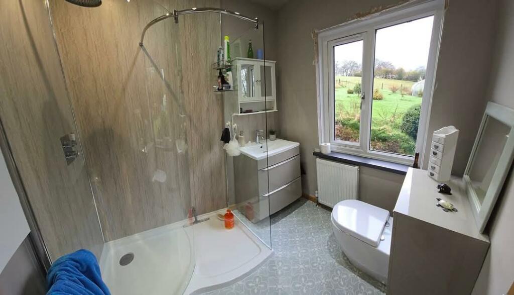 EN-SUITE SHOWER ROOM