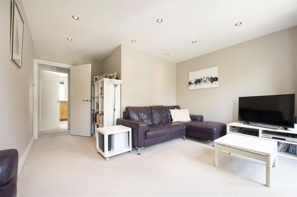 8 Cumberland Close,22.jpg