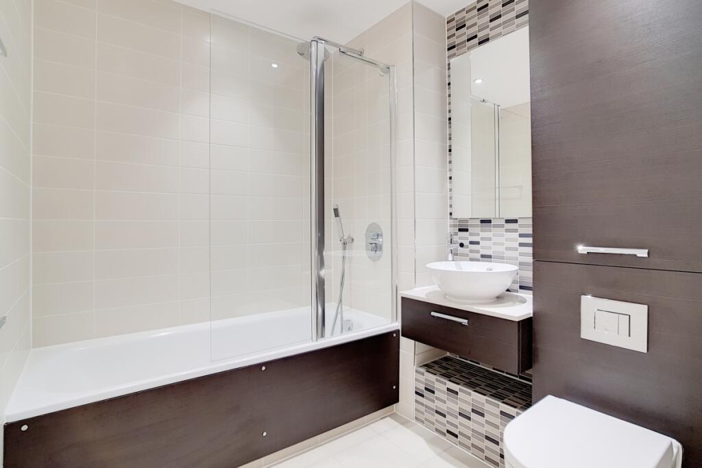 16_Bathroom_1