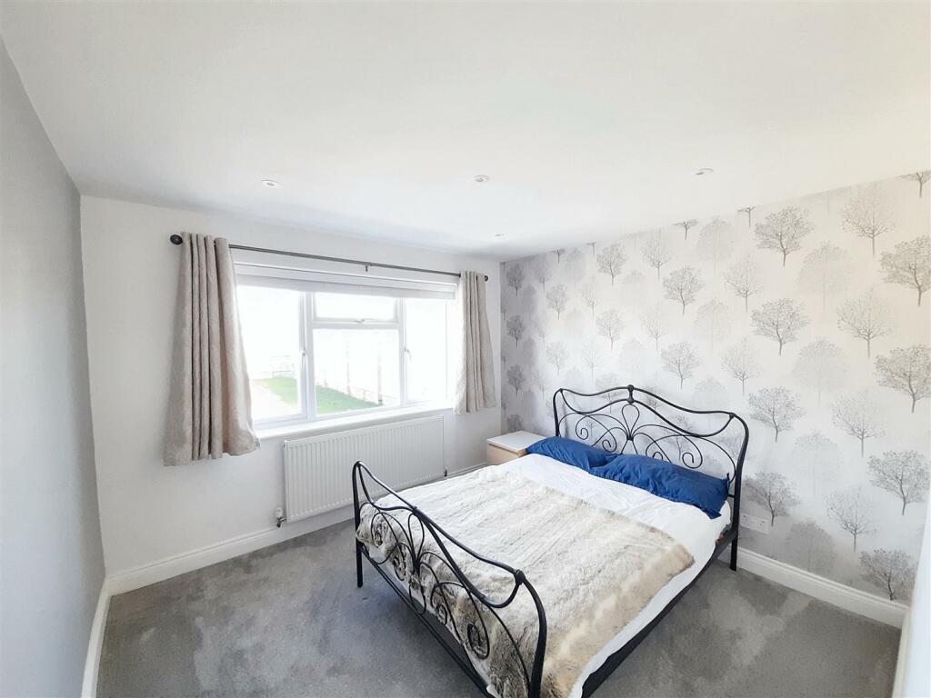 Ground-floor bedroom (4)