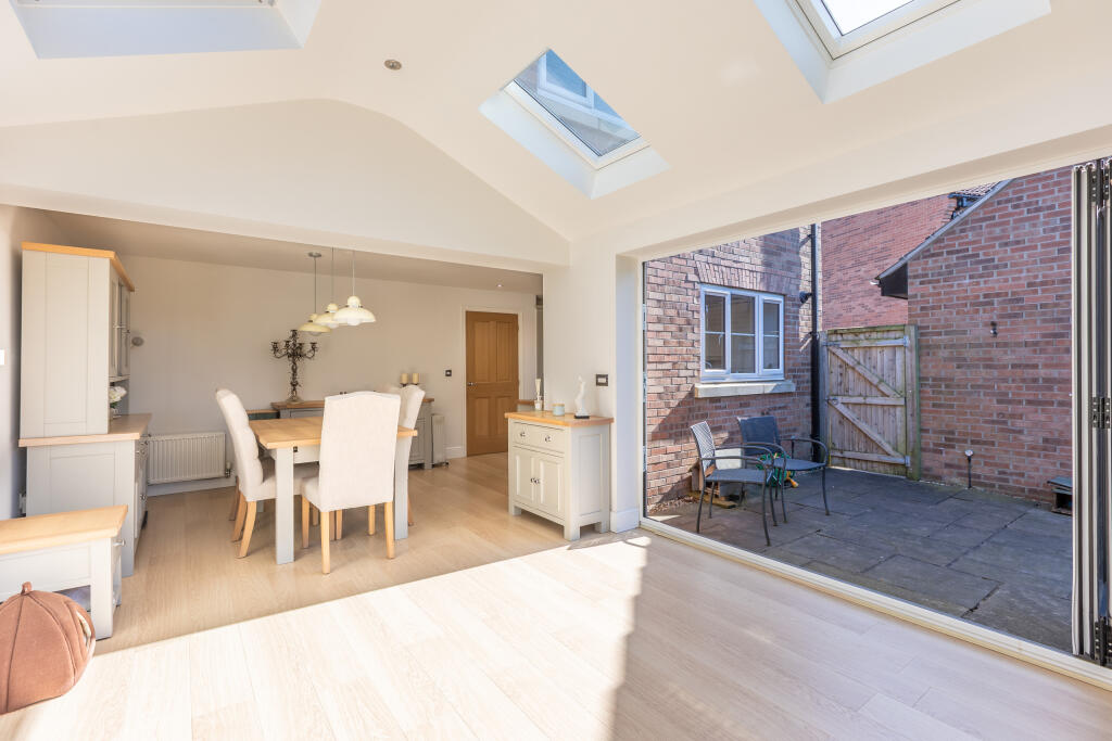 Greengage Close 8 Kitchen Breakfast Family Room-8