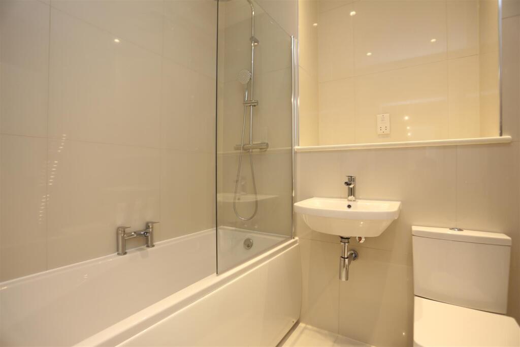 5 Martello Lofts Bathroom (1).JPG