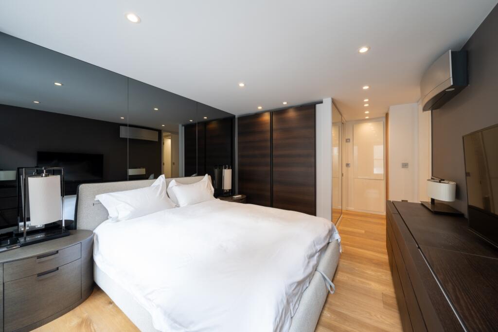 Master Bedroom (2)