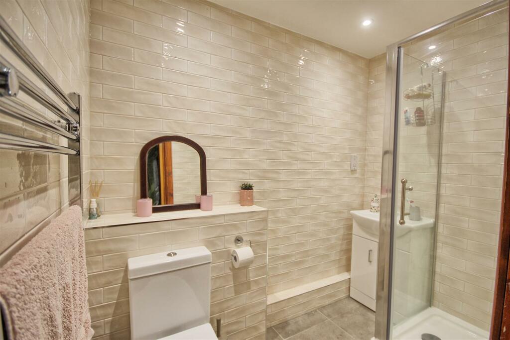 FAMILY SHOWER ROOM